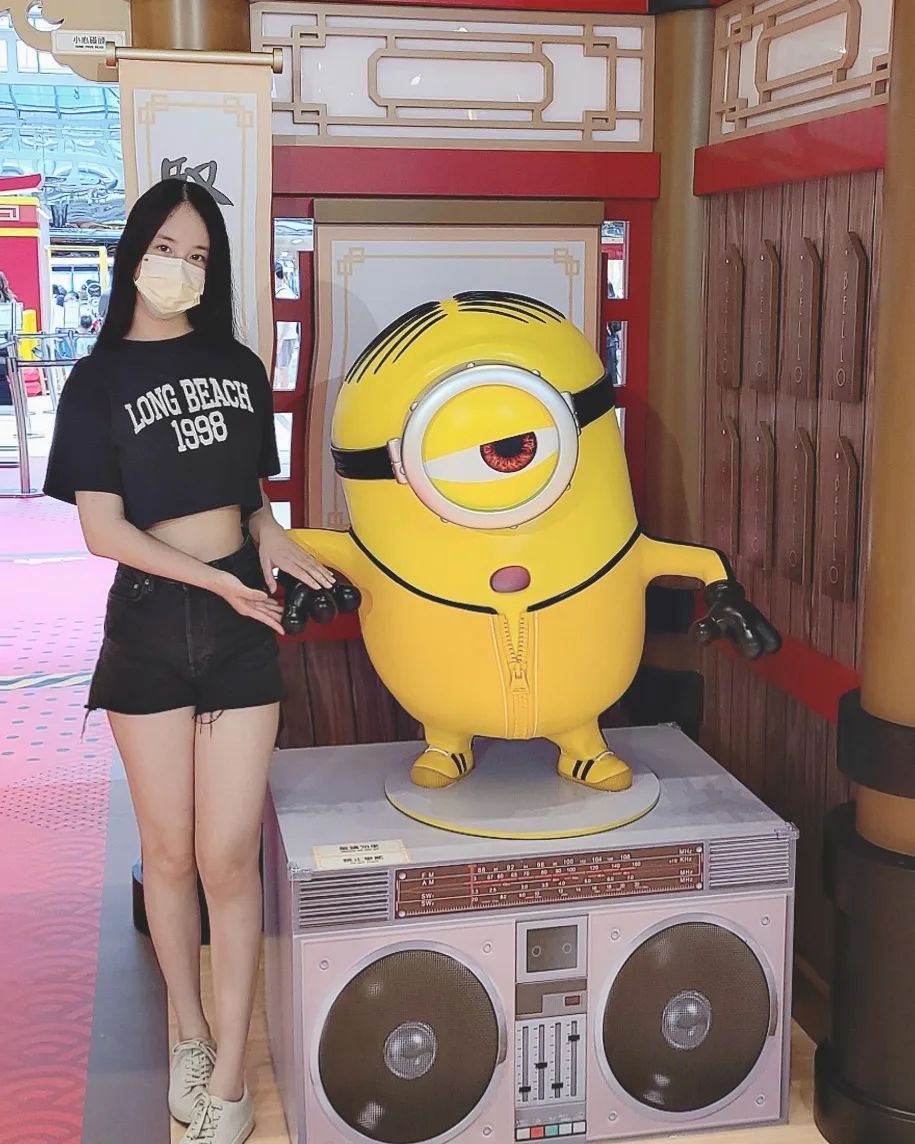 身形很高䠷。​